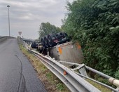 Alba, autoarticolato finisce  fuori strada lungo svincolo  della tangenziale [FOTO]