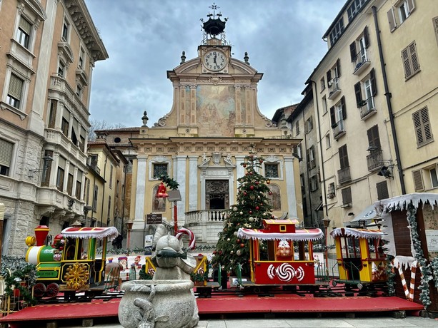 La mostra del 'maestro delle chiavi' a Dogliani, concerti, mercatini e presepi: tanti appuntamenti per trascorrere l'ultima domenica prima di Natale