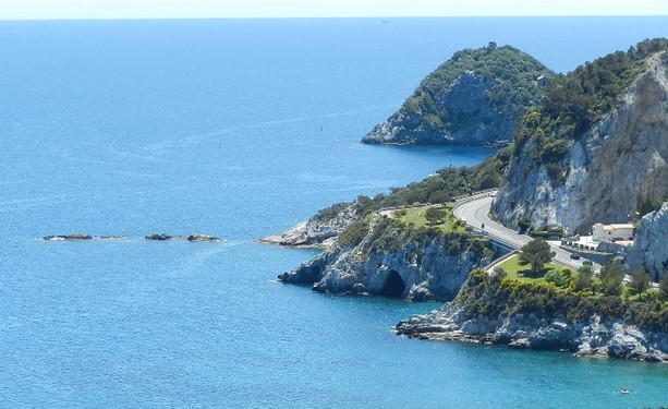 Passanti notano una persona sporgersi pericolosamente dalla passeggiata a mare: ricerche in corso a Bergeggi