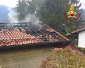 FOTO. Tetto distrutto da un incendio ad Azzio. Vigili del fuoco al lavoro