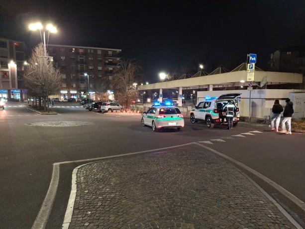 Folle inseguimento nella notte albese: la Municipale blocca automobilista con tasso alcolemico tre volte oltre il limite