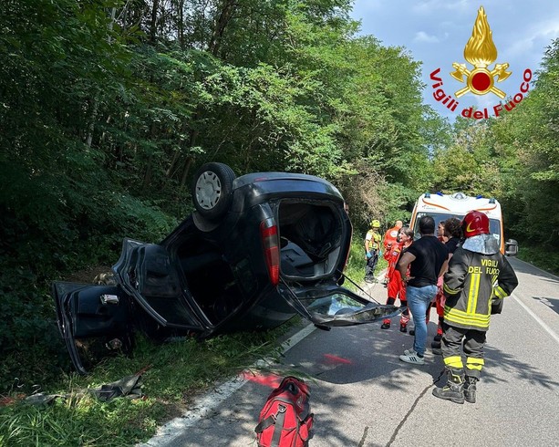 Ancora incidenti: un ferito nell'auto ribaltata a Travedona Monate, due giovanissimi soccorsi a Vedano