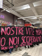 &quot;Non Una di meno&quot;, per l'8 marzo protesta al Carrefour e uova di vernice contro la sede Leonardo