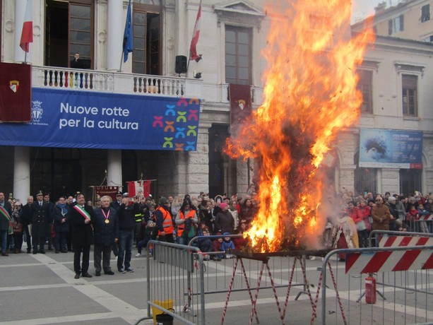 Savona, sarà un 2025 &quot;incerto&quot;: la fiamma del Confuoco  prima esita poi sale dritta in cielo (FOTO e VIDEO)