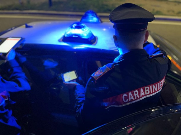 Omicidio-suicidio a Moncalieri, i carabinieri a caccia dell'arma