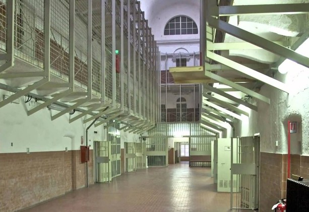 Ivrea, cerca di impiccarsi in carcere: la polizia penitenziaria salva un detenuto