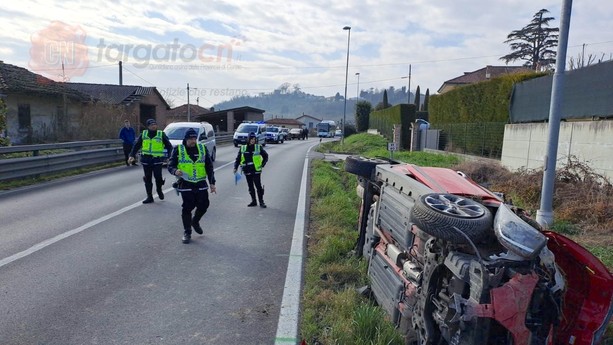 Auto finisce fuori strada alle porte di Bra, Statale 231 chiusa temporaneamente al traffico