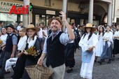 Dalla &quot;Ciapèta&quot; al &quot;Pitu&quot;: un viaggio storico nel corteo del Festival delle Sagre di Asti [TEMI DI SFILATA]