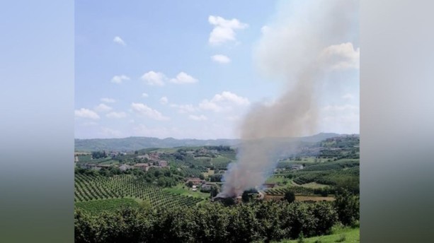 Castagnole delle Lanze: incendio in un magazzino edile di frazione Olmo [VIDEO]