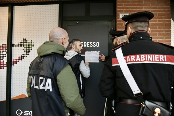 Pattuglia di Carabinieri aggredita in una sala giochi di Saluzzo. Licenza sospesa per quindici giorni