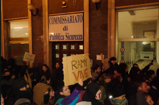 &quot;Giustizia per Ramy”, tensioni al corteo in solidarietà al 19enne egiziano davanti al Commissariato