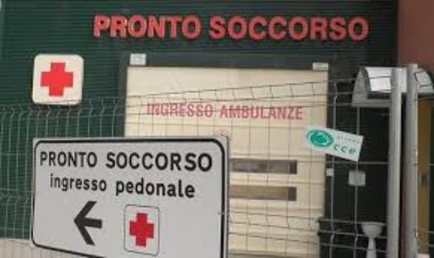 Dà in escandescenze al Pronto Soccorso: 27enne minaccia un'infermiera, poi si scaglia contro una porta con calci e pugni