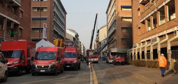 Crollo gru, ripreso lo sgombero dell'area in via Genova. I vigili del fuoco: &quot;Faremo il prima possibile&quot;