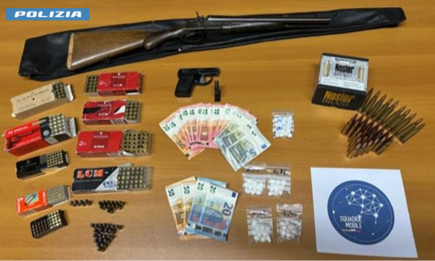 Varese, trovato con cocaina, un fucile a canne mozze e 460 proiettili: giovane arrestato dalla polizia