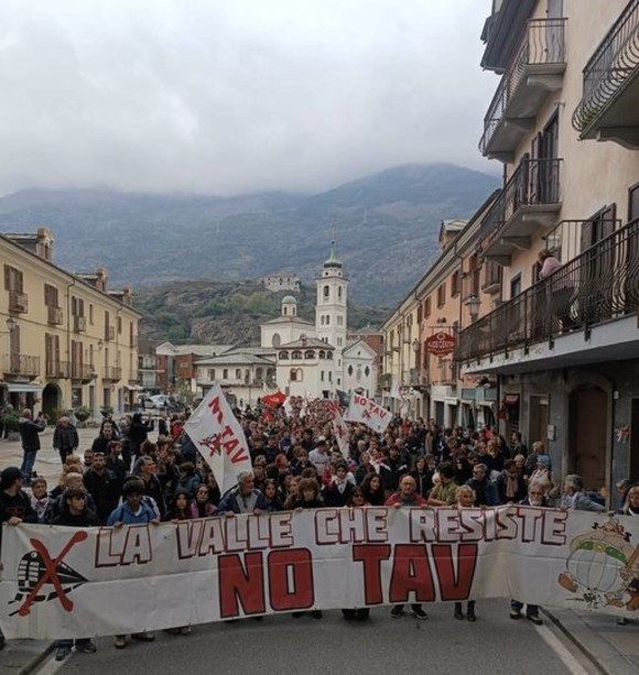 Susa, oltre mille manifestanti alla marcia No Tav contro gli sgomberi e in ricordo di Perino