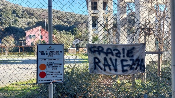 &quot;Grazie Ravezza a 2 anni dalla tua scomparsa&quot;, i bambini di Celle non dimenticano lo storico campo diventato parcheggio