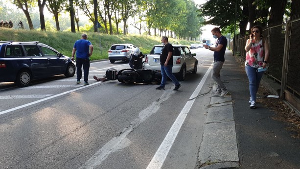 Incidente a Venaria, auto contro motocicletta in via Cavallo