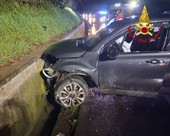 Macchina fuori strada finisce contro un muretto sulla Sp1 a Gavirate, paura venerdì sera per una 41enne