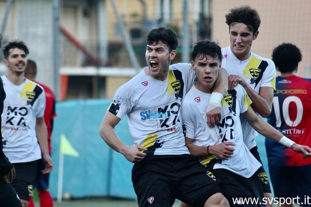 Calcio, Baia Alassio Auxilium. Le vespe volano alte, il 2-1 all'Altarese vale il  primato nel girone A