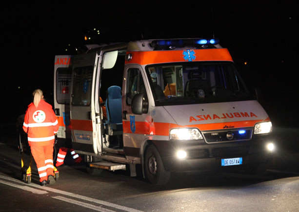 72enne arrestato per tentato omicidio: aggredisce una donna dopo una lite per un cane