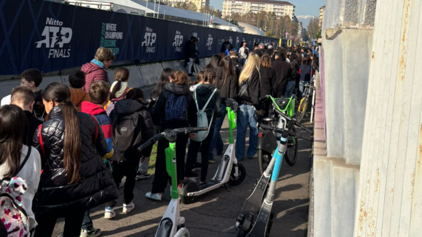 Atp Finals, folla di studenti per assistere agli allenamenti. Ed ecco come Sinner e soci &quot;stravolgono&quot; la viabilità