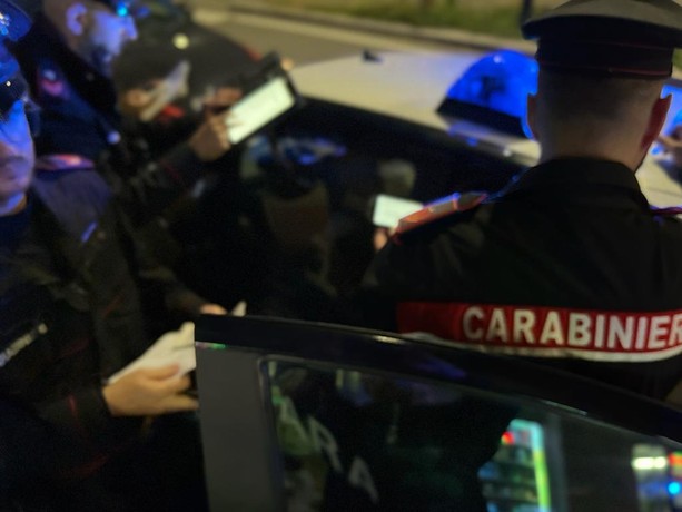 Minaccia un passante con un coccio di bottiglia per rubargli un accendino d'oro: 27enne marocchino arrestato