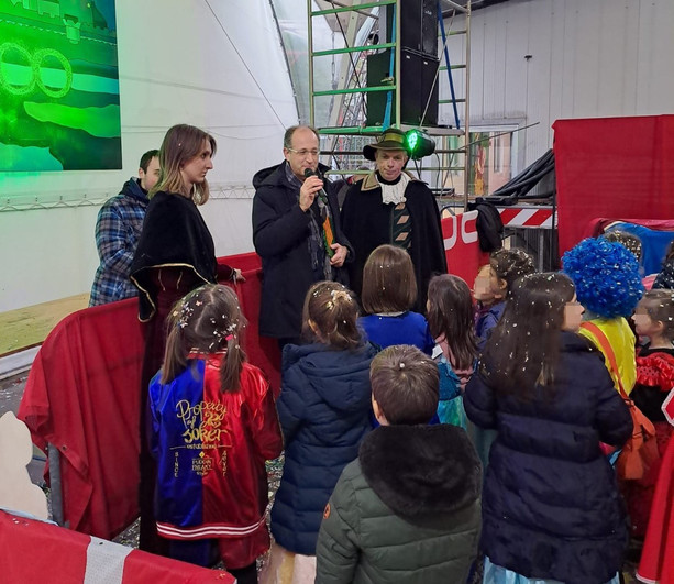 Cavour festeggia il Carnevale, presentando il suo carro