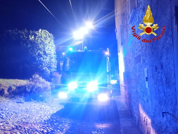 FOTO. Tetto in fiamme nella notte: a Casalzuigno intervengono i vigili del fuoco