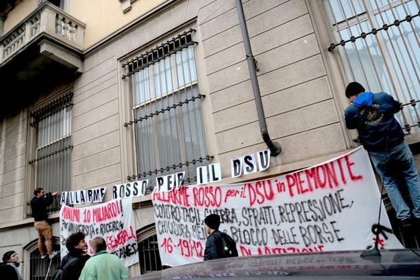 Studenti sotto la sede di EDISU: &quot;Il diritto allo studio è in allarme rosso&quot;