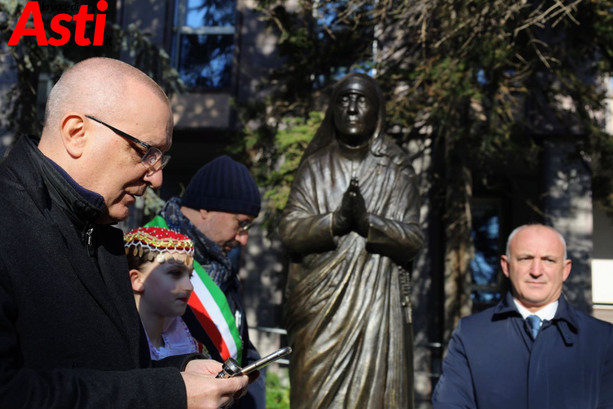 AssoAlbania dona la statua di Madre Teresa di Calcutta ad Asti [FOTOGALLERY]