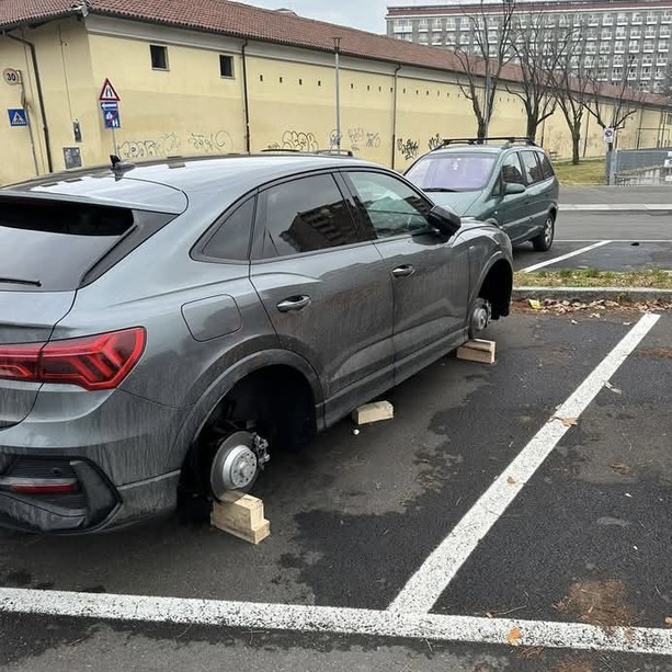 Auto sui mattoni e gomme rubate, suona ancora con forza l'allarme sicurezza nelle strade di Mirafiori