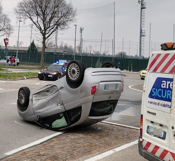 Due auto si scontrano a Pinerolo e una si ribalta nella rotonda