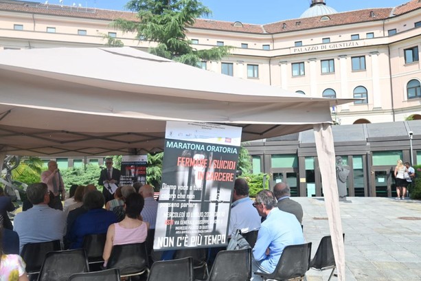 &quot;Maratona oratoria&quot; anche ad Asti contro i suicidi in carcere: già 48 in Italia da inizio anno. Questa mattina riflessioni all'ingresso del Palazzo di Giustizia