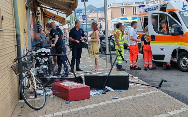 Pietra Ligure, incidente sulla via Aurelia: scooter finisce sul marciapiede, danneggiato un tabacchino (FOTO)