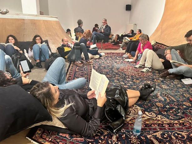 Via i cellulari per un’ora di lettura collettiva silenziosa: a Torino è arrivato il Silent Reading [VIDEO]