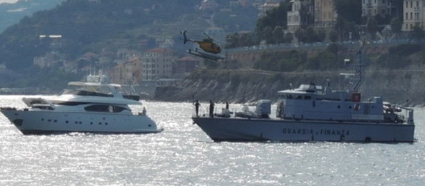 &quot;Strana&quot; manovra nel mare di Andora, la Guardia di Finanza si insospettisce: a bordo 11 kg di droga