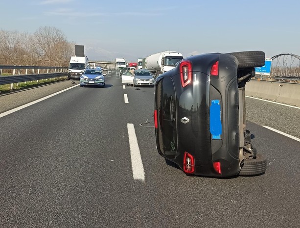 Incidente all'altezza di La Loggia: auto si ribalta, traffico paralizzato sulla tangenziale sud