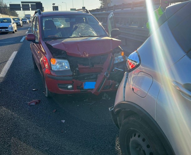 Traffico paralizzato in tangenziale: altro incidente, stavolta all'altezza dell'interscambio