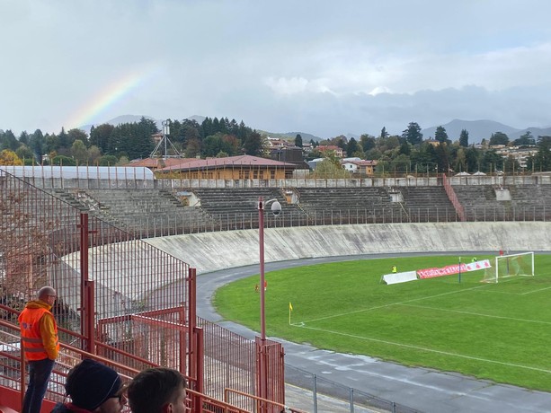 IN DIRETTA. Varese-Derthona 0-0. Arcobaleno prima del via sopra la curva nord