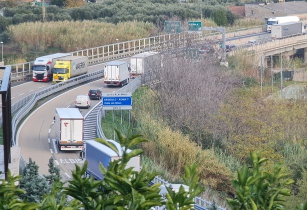 A10, telonato perde il carico: chiuso il tratto tra Celle e Arenzano per il forte vento. Aurelia in tilt