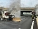 Camion in fiamme dopo lo scontro con il guard rail: Tangenziale chiusa