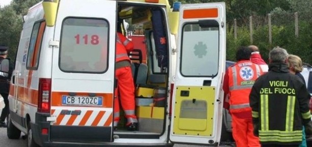 Auto fuori strada sulla statale 233 della Valganna, soccorso anche un bambino di 9 anni. Disagi al traffico