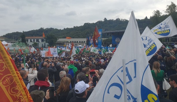 VIDEO. La Pontida dell’autonomia, Salvini: «Indietro non si torna». Due pullman dal Varesotto: «Uno dei raduni migliori»