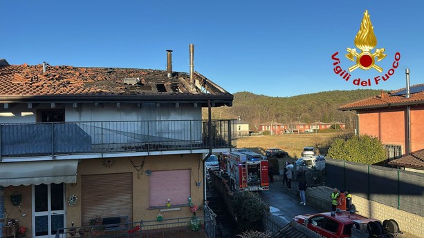 A fuoco una mansarda e un tetto: vigili del fuoco in azione a Sesto Calende