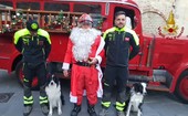 Ad Albenga i Vigili del fuoco custodi della sicurezza e dello spirito natalizio che portano in piazza Babbo Natale (VIDEO)