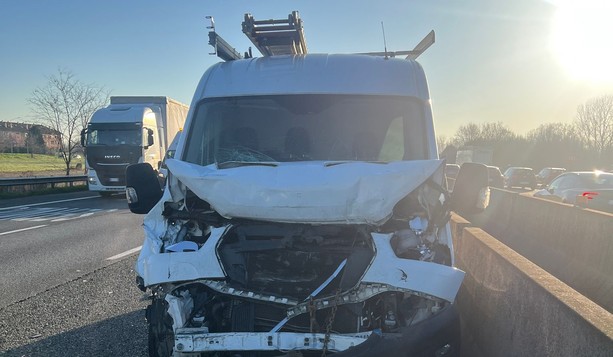 Traffico in tilt e tangenziale bloccata per uno scontro tra che ha coinvolto un'auto e due furgoni