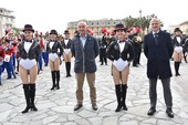 Sanremo si riempie di musica e colori: la parata di bande e gruppi folkloristici incanta il pubblico (Foto e video)