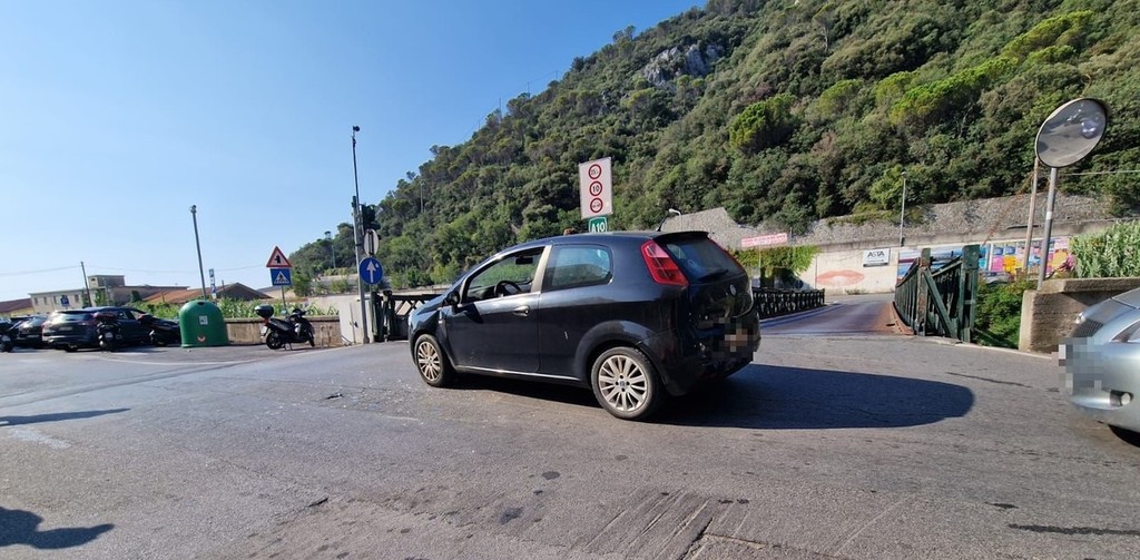 Scontro tra auto e moto a Finale Ligure donna in codice rosso al