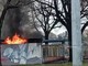 Prende fuoco la piscina Sempione: attimi di panico in Barriera di Milano [VIDEO]