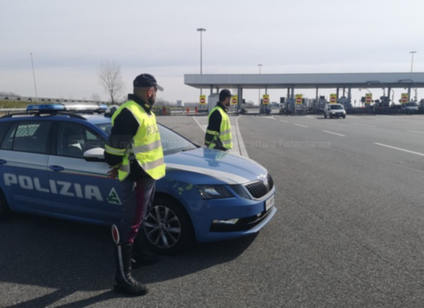 Trovato con una pistola in auto sull'A8, aggredisce i poliziotti e fugge a piedi sull'autostrada: arrestato